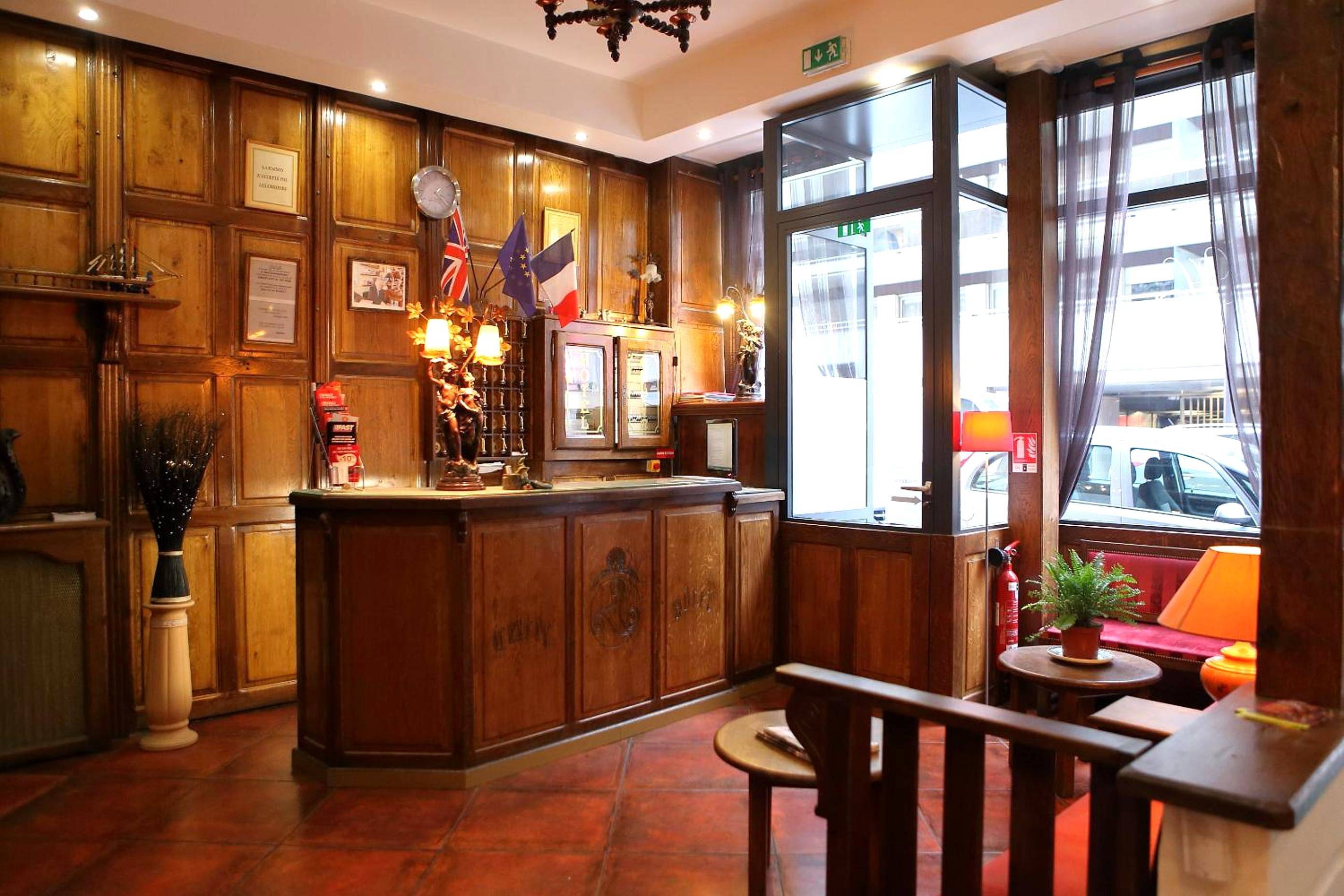 La réception, ses boiseries et ses drapeaux
