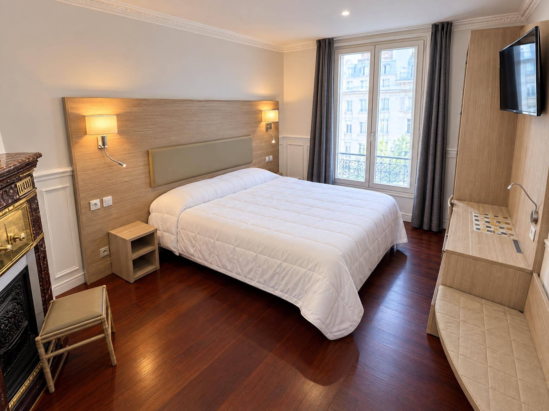 Chambre double, cheminée d’origine et porte-fenêtre