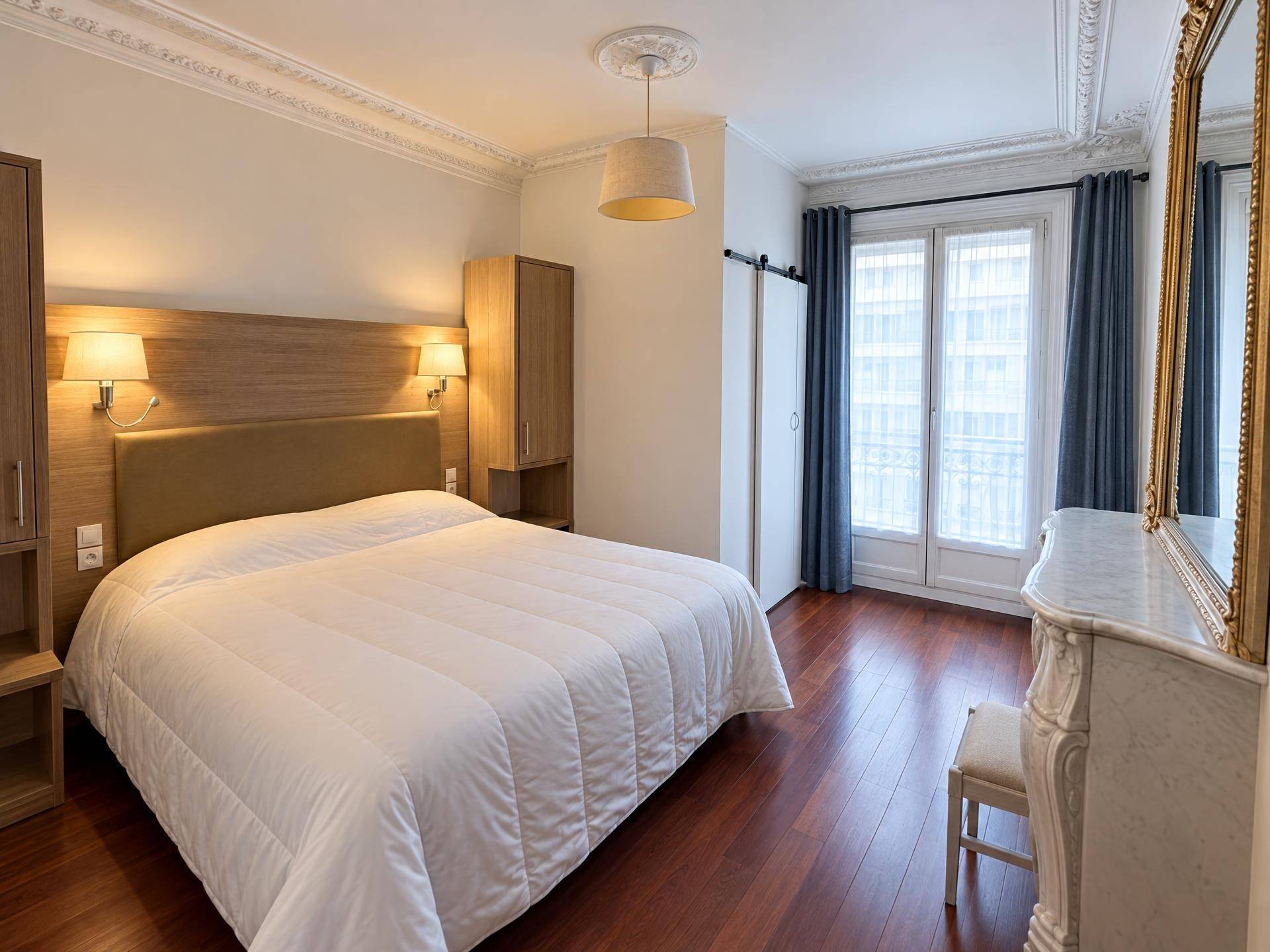Chambre double, miroir doré et cheminée