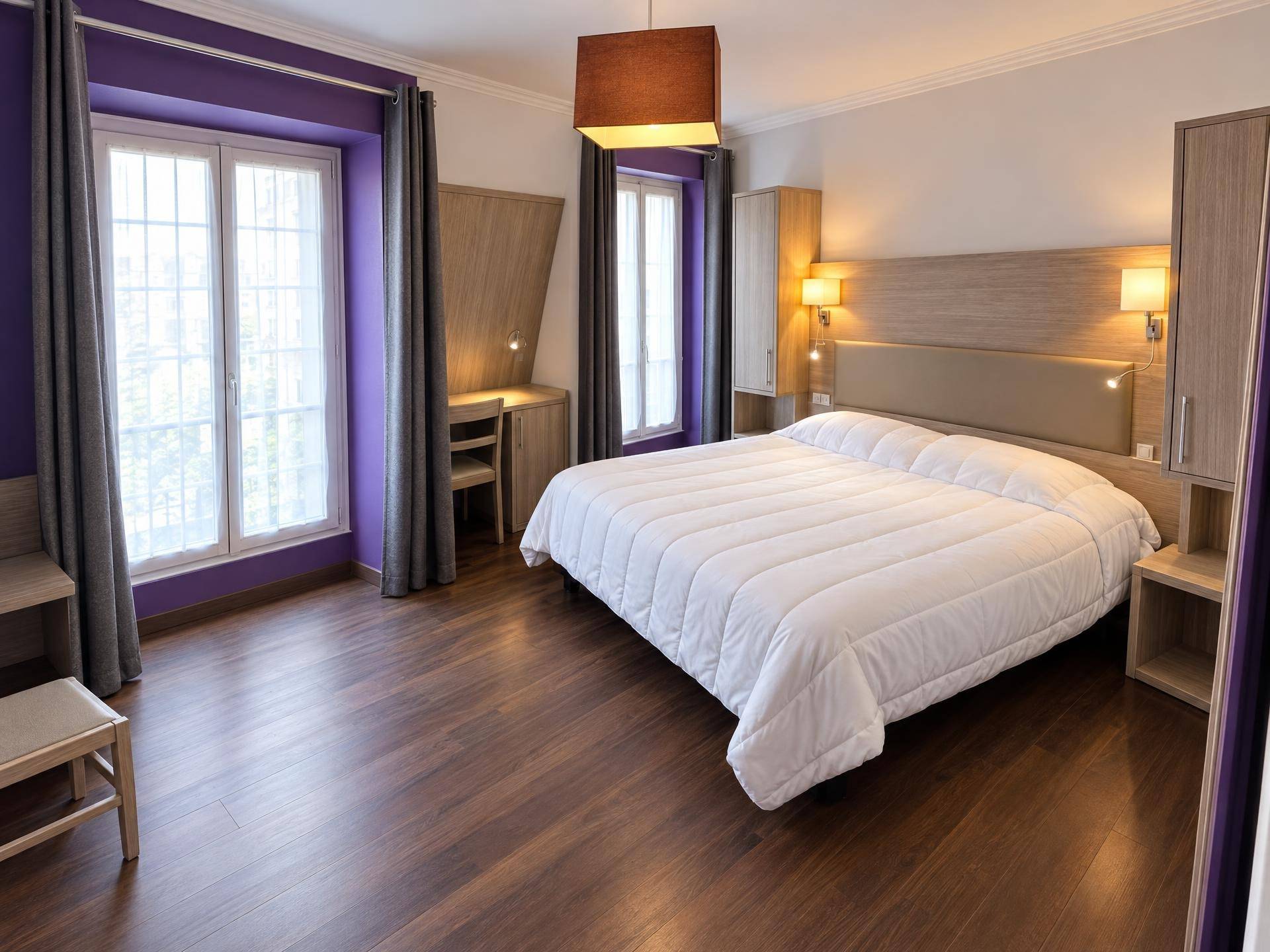 Chambre double aux murs violets