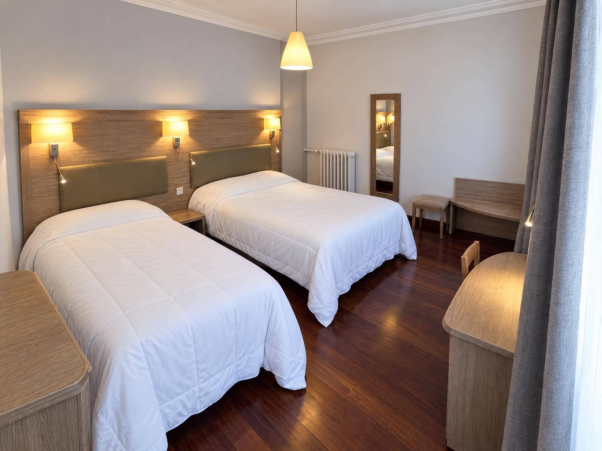 Chambre triple : un lit double et un lit simple