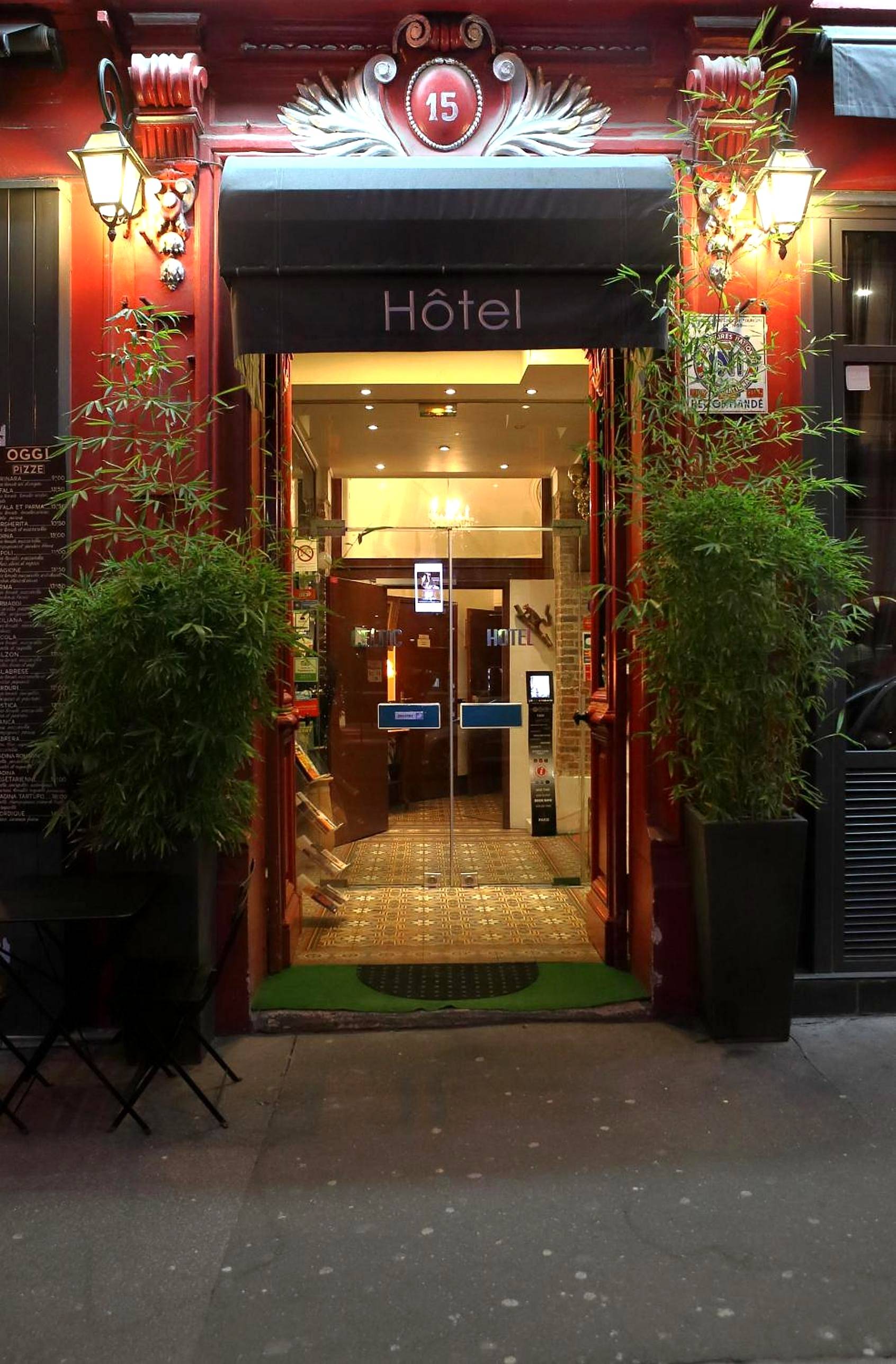 L’entrée de l’hôtel, sa devanture rouge et ses lanternes