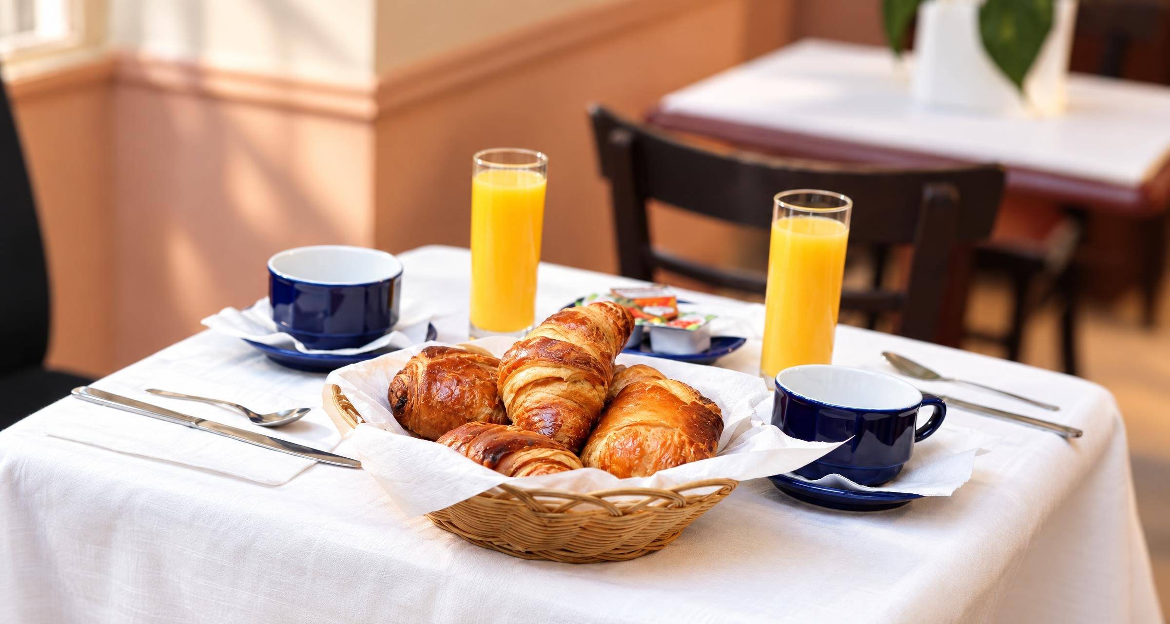 Le petit-déjeuner : croissants, café, jus d’orange