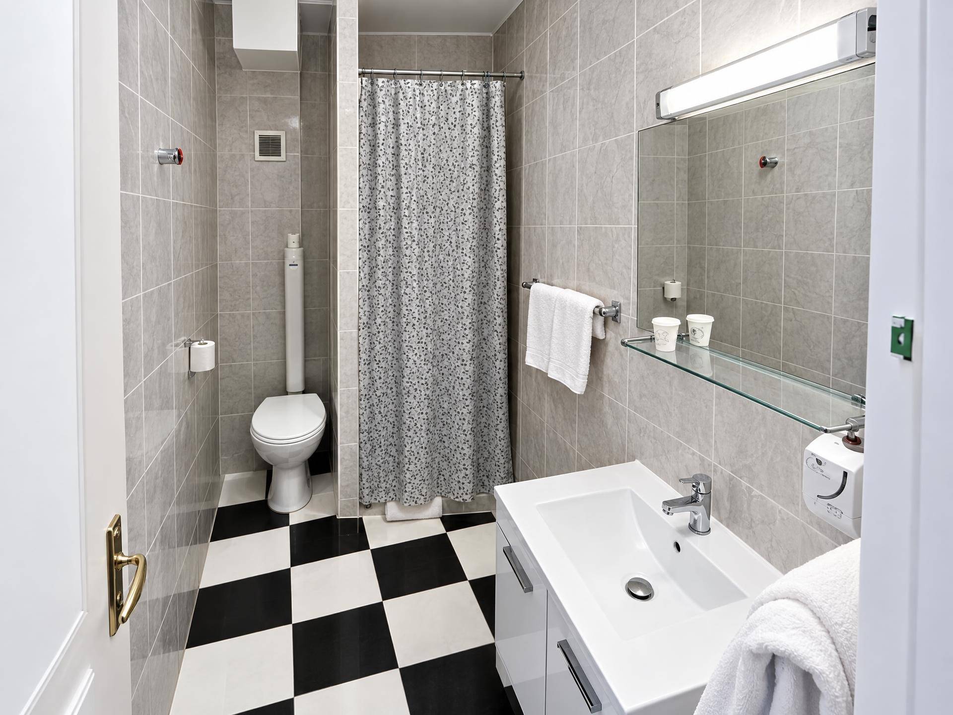 Salle de bains au carrelage en damier