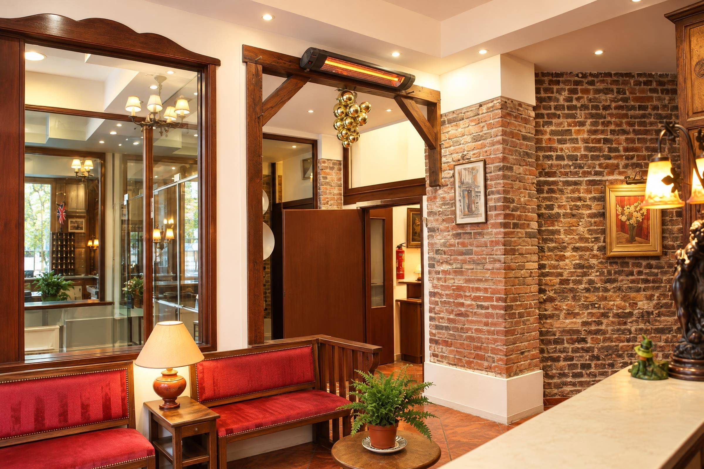 Le salon, entre briques et boiseries