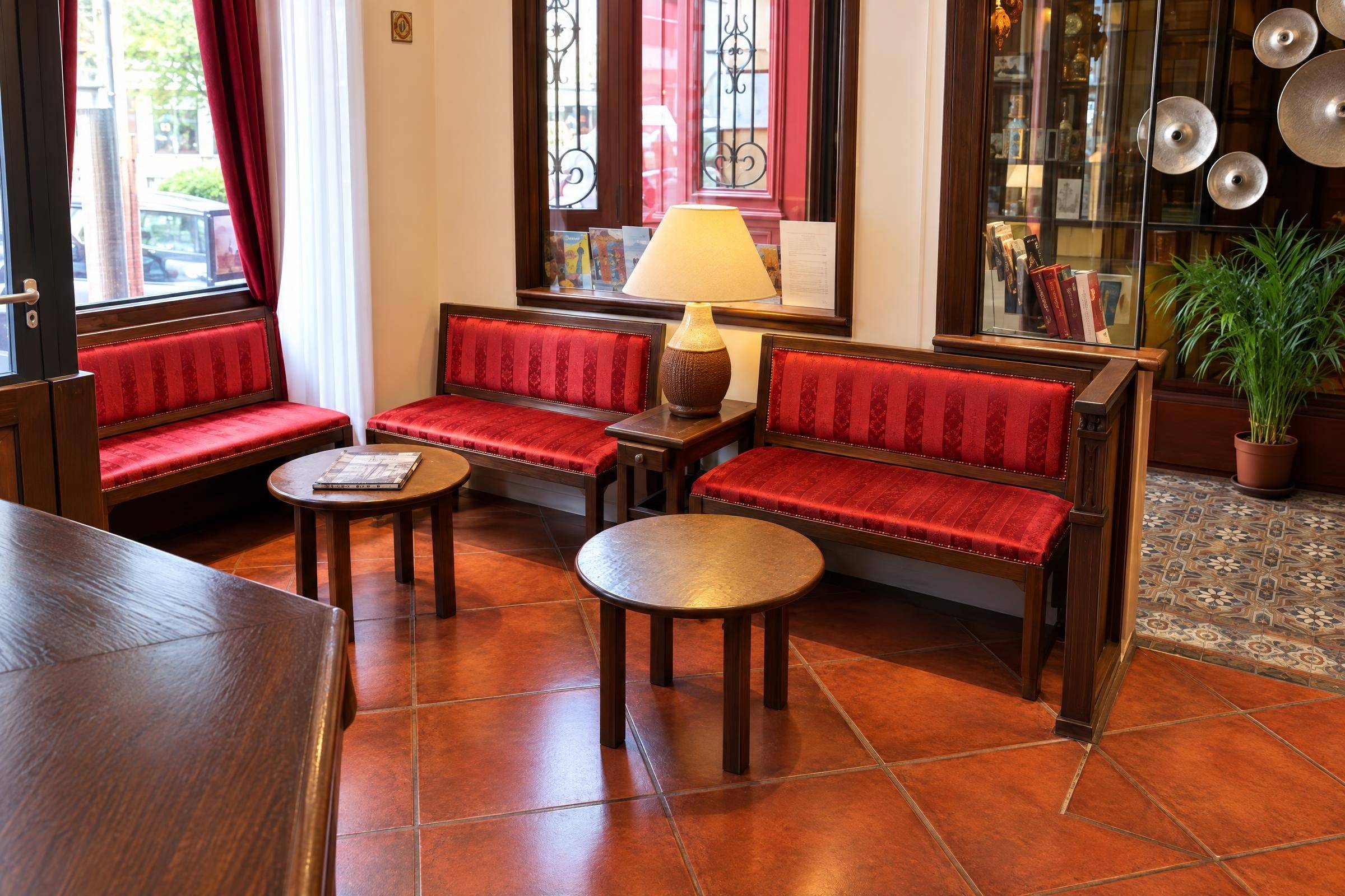 Le salon et ses banquettes rouges